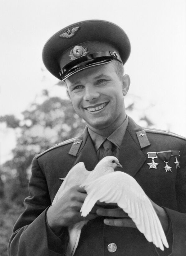 Yuri Gagarin segura pombo oferecido por pioneiros búlgaros - Sputnik Brasil