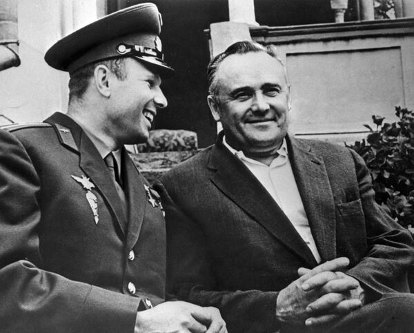 Cosmonauta Yuri Gagarin e engenheiro-chefe de foguetes e naves, Sergei Korolev, conversam após realização bem-sucedida do primeiro voo espacial - Sputnik Brasil
