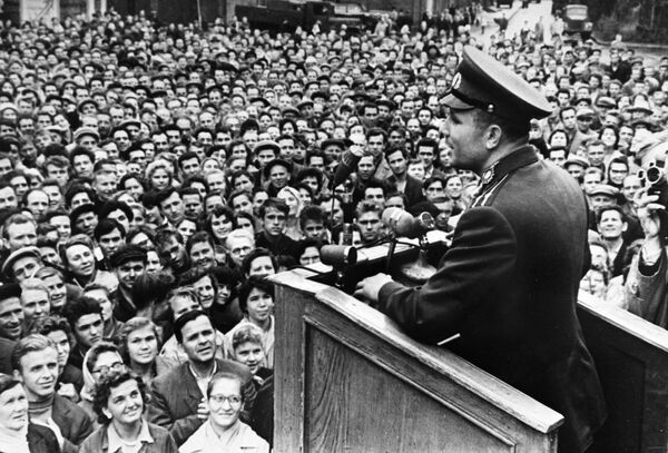 Cosmonauta Yuri Gagarin se manifesta perante os trabalhadores soviéticos em Leningrado (agora São Petersburgo) - Sputnik Brasil