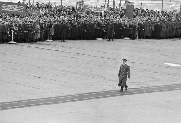 A cerimônia solene de encontro do herói cosmonauta Yuri Gagarin no aeródromo em Moscou - Sputnik Brasil