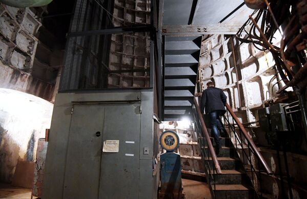 Elevador que desce 50 metros para o museu Bunker 703 - Sputnik Brasil