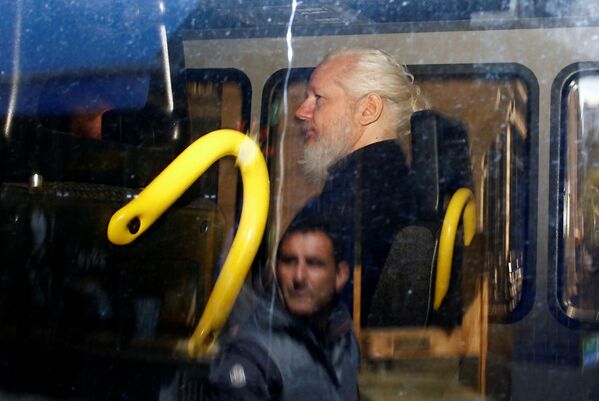 Reflexo de um homem na janela do carro de polícia com o fundador da WikiLeaks - Sputnik Brasil