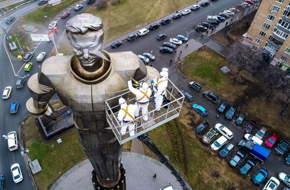 Trabalhadores limpam monumento ao cosmonauta Iuri Gagarin em Moscou - Sputnik Brasil