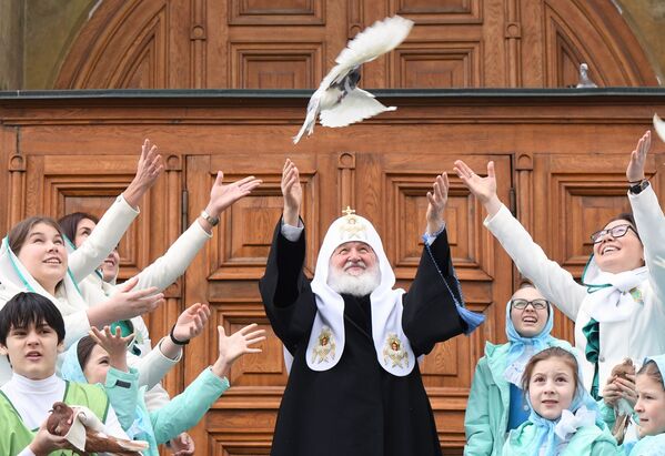 Patriarca e crianças soltam pombas em Moscou - Sputnik Brasil