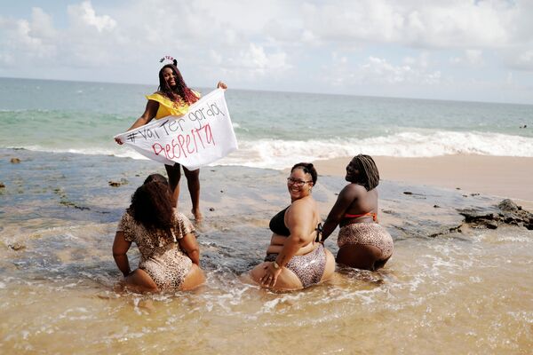 Mulheres protestam contra a gordofobia no Brasil - Sputnik Brasil