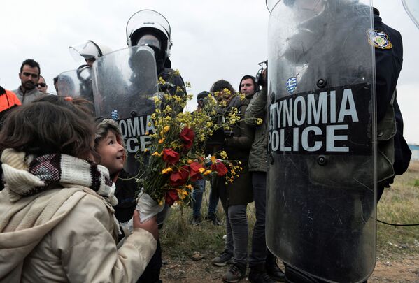 Crianças distribuem flores a policiais gregos após confrontos - Sputnik Brasil