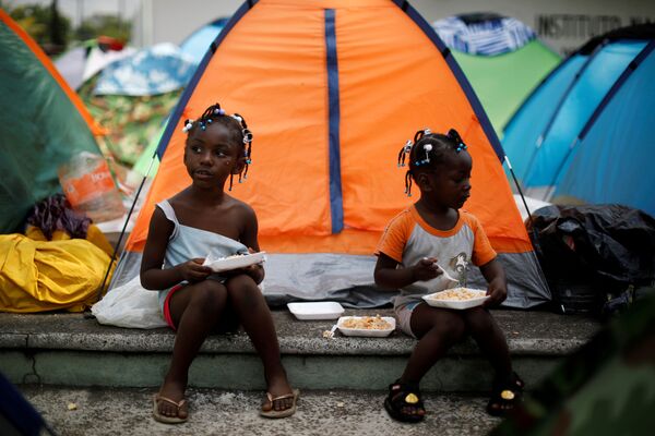 Garotas do Congo em acampamento improvisado no México - Sputnik Brasil