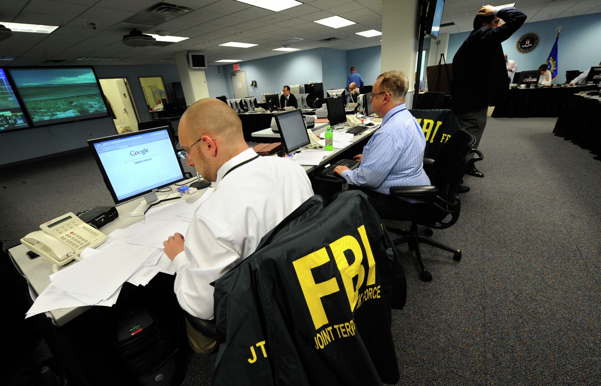 Agents from the FBI and other law enforcement agencies work at a 24-hour operations center at FBI headquarters, Monday, May 3, 2010, in the Chelsea section of New York - Sputnik Brasil, 1920, 21.01.2023