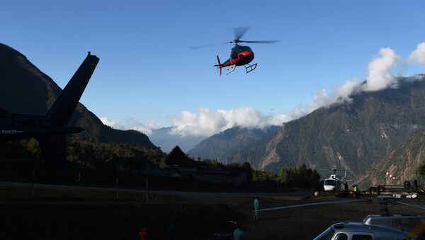 Helicóptero voa sobre o aeroporto de Lukla, no Nepal (arquivo) - Sputnik Brasil