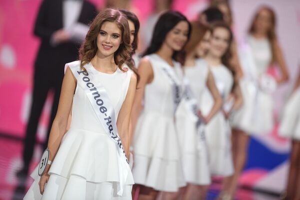 Concorrente na final do Miss Rússia 2019 posa para foto usando vestido branco, Rússia, 13 de abril de 2019 - Sputnik Brasil