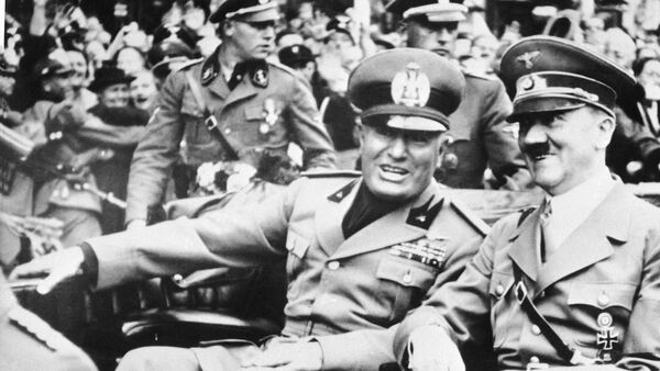 Foto de arquivo datada de 28 de setembro de 1938 mostra o ditador italiano Benito Mussolini, à esquerda, e o líder nazista Adolf Hitler, à direita, tirada pouco antes da assinatura do Acordo de Munique, Alemanha. - Sputnik Brasil