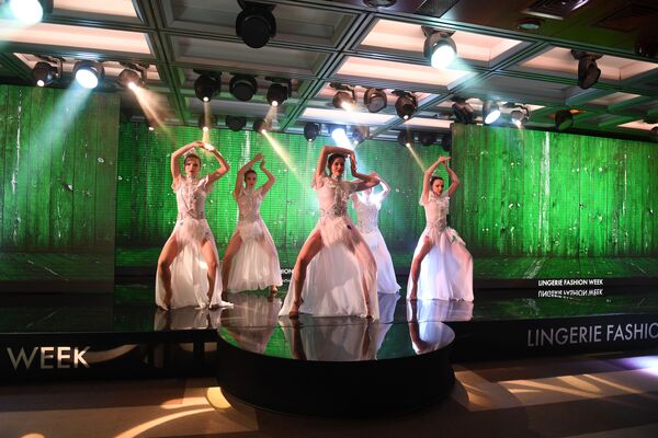 Desfile de peças íntimas femininas, biquínis e pijamas - Lingerie Fashion Week, realizado em Moscou - Sputnik Brasil