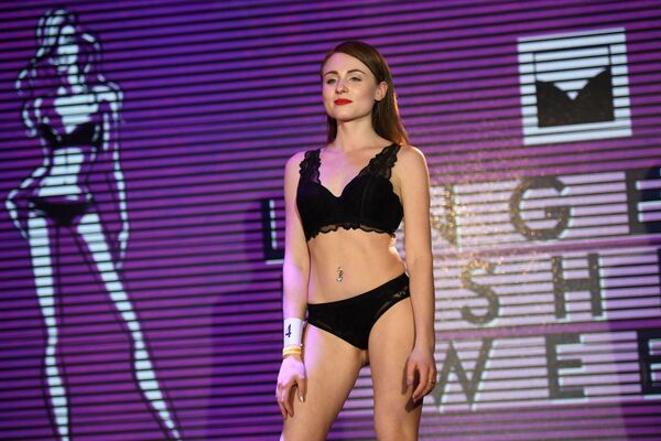 Jovem mostra lingerie preta de duas peças no desfile Lingerie Fashion Week - Sputnik Brasil