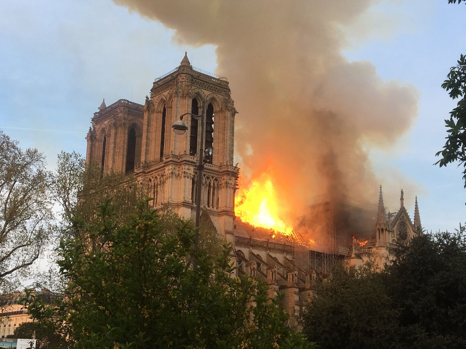 Incêndio consumiu a Catedral de Notre-Dame em Paris - Sputnik Brasil, 1920, 15.03.2022