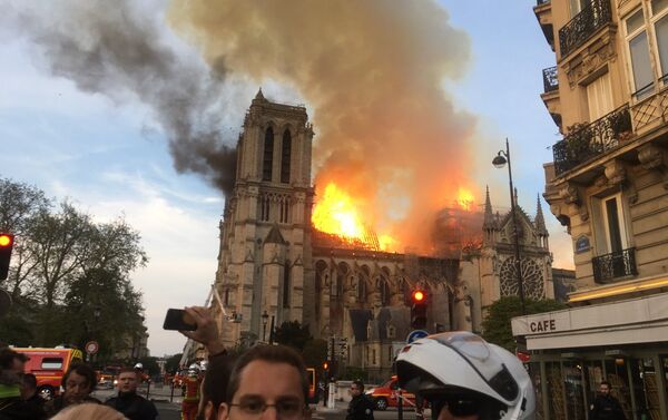 Catedral de Notre-Dame em Paris arde em chamas. - Sputnik Brasil