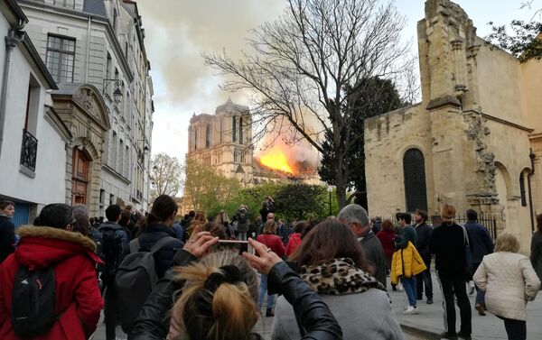 Parisienses observam incêndio. - Sputnik Brasil
