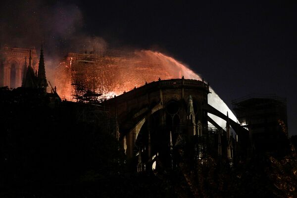 Extinção do incêndio na Catedral de Notre-Dame - Sputnik Brasil