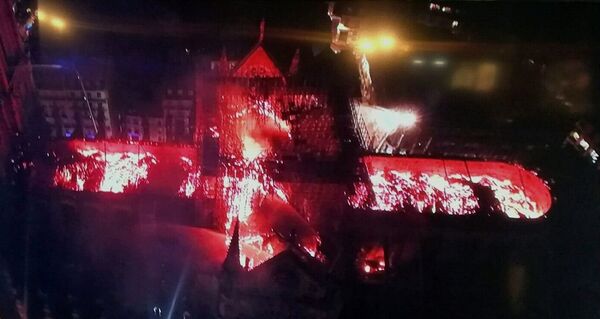 Vista panorâmica do incêndio na Catedral de Notre-Dame - Sputnik Brasil
