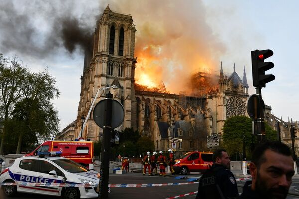 A parte principal da catedral foi atingida por incêndio, mas a fachada e as duas torres frontais saíram ilesas - Sputnik Brasil