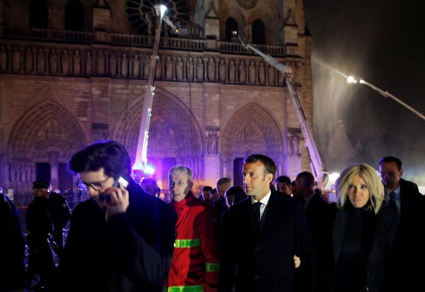 O presidente francês Emmanuel Macron e sua esposa no local do incêndio - Sputnik Brasil