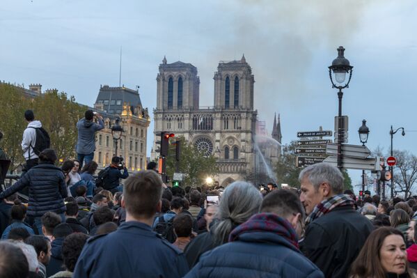 Pessoas perto da Catedral de Notre-Dame, onde ocorreu o incêndio - Sputnik Brasil
