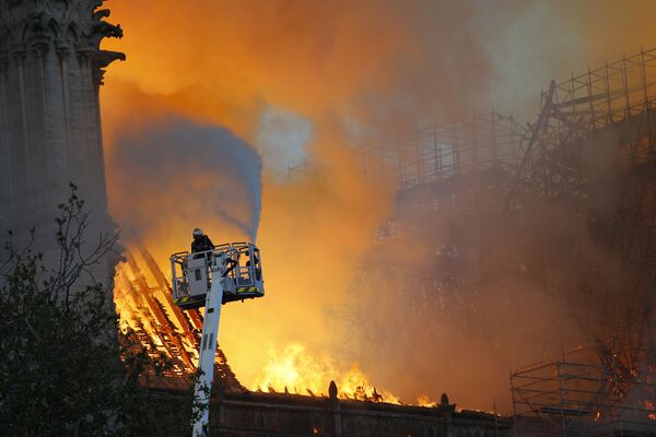 Bombeiros apagam incêndio na Catedral de Notre-Dame - Sputnik Brasil