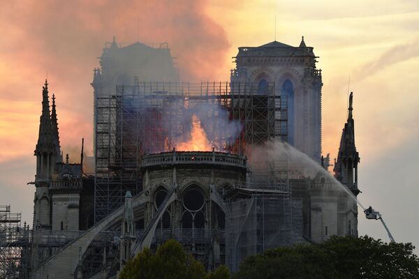Bombeiros conseguem conter chamas na Catedral de Notre-Dame - Sputnik Brasil