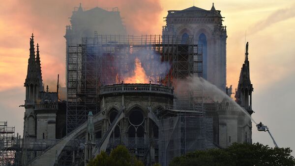 Bombeiros conseguem conter chamas na Catedral de Notre-Dame - Sputnik Brasil