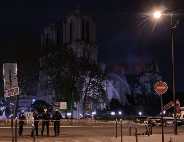 Autoridades de Paris relataram que algumas relíquias guardadas na catedral foram salvas - Sputnik Brasil