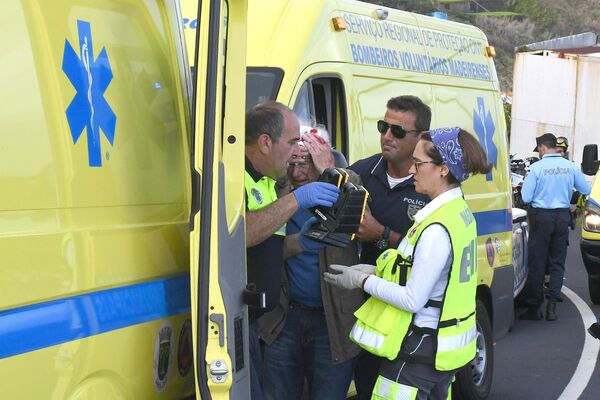 Homem recebendo assistência médica após o acidente com ônibus na Madeira - Sputnik Brasil