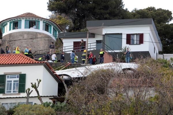 Bombeiros e equipes de resgate no local do acidente mortal de ônibus na ilha da Madeira - Sputnik Brasil