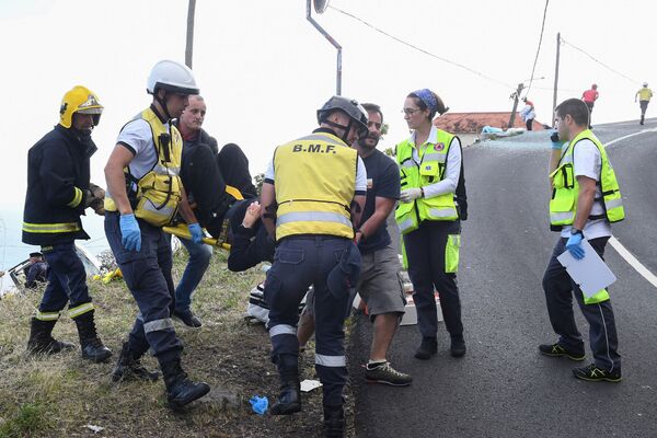 Bombeiros e equipes de resgate ajudando vítimas do acidente com ônibus turístico na Madeira - Sputnik Brasil