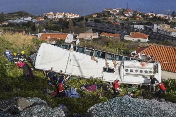 Bombeiros e equipes de resgate ao lado do ônibus turístico que se acidentou na Madeira - Sputnik Brasil