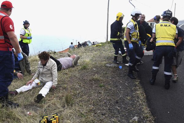 Bombeiros e equipes de resgate no local do acidente mortal de ônibus na Madeira - Sputnik Brasil