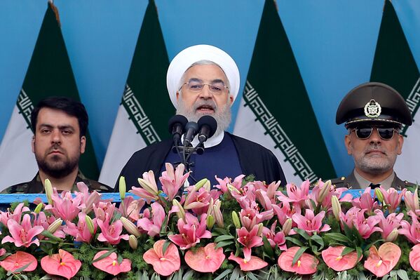 O presidente iraniano Hassan Rouhani discursa na cerimônia dedicada ao Dia Nacional do Exército - Sputnik Brasil