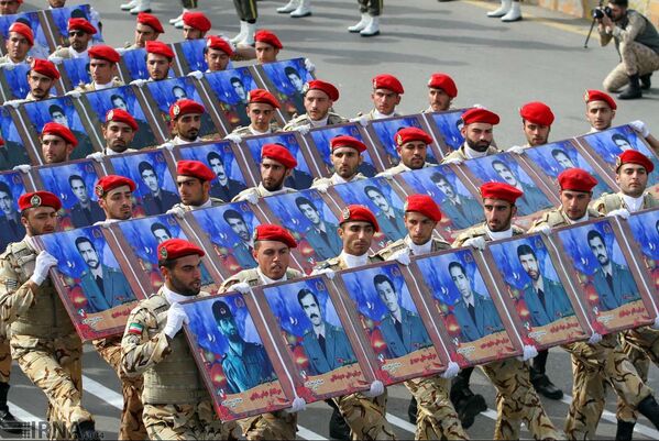 Representantes do Corpo de Guardiões da Revolução Islâmica (CGRI) desfilam com retratos de heróis mortos nas guerras passadas - Sputnik Brasil