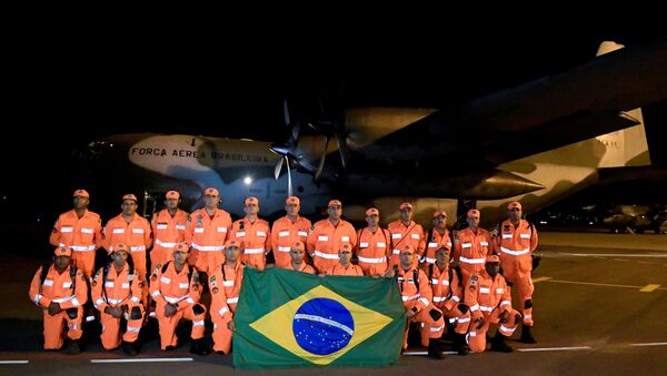 Bombeiros da Força Naiconal do Brasil antes de viajar para Moçambique em missão de ajuda humanitária - Sputnik Brasil