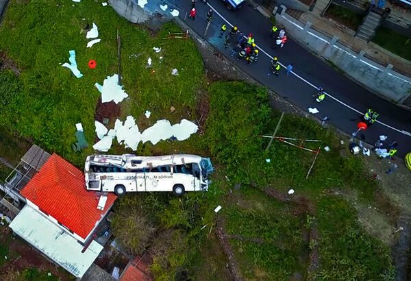 Foto mostra destroços de ônibus turístico que sofreu acidente na ilha portuguesa da Madeira, em 17 de abril de 2019 - Sputnik Brasil