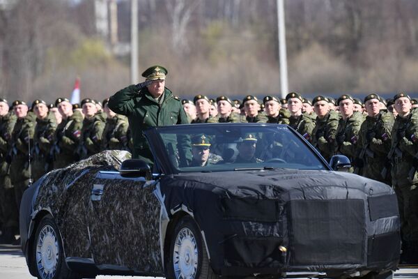 Coronel-general Oleg Salyukov, comandante das Tropas Terrestres da Rússia, em um Aurus conversível russo durante um ensaio da Parada da Vitória, nos arredores de Moscou, Rússia - Sputnik Brasil