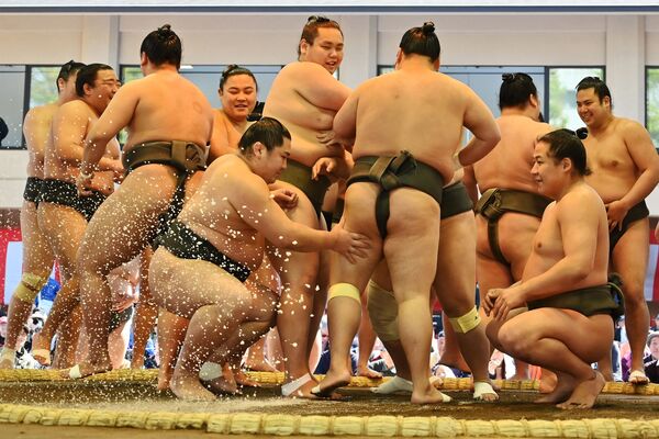 Lutadores no Torneio de Sumo Cerimonial (Honozumo) no santuário Yasukuni de Tóquio, Japão - Sputnik Brasil