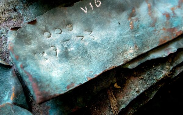 Placa de cobre encontrada no navio naufragado MSC Zoe - Sputnik Brasil