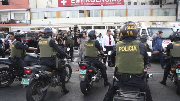 Policiais peruanos ao lado do hospital onde morreu o ex-presidente Alan García
 - Sputnik Brasil