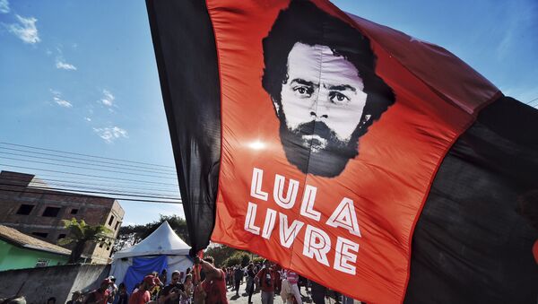 Apoiador do ex-presidente Lula segurando uma bandeira com a frase Lula Livre (foto de arquivo) - Sputnik Brasil