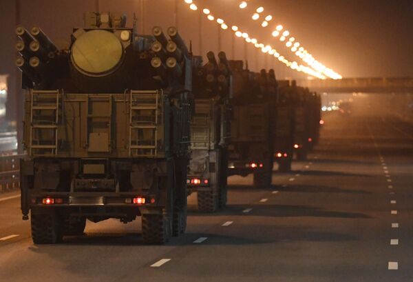 Carros de combate se dirigindo por rodovia em direção ao centro de Moscou para tomar parte em preparativos do desfile militar mais grandioso na Rússia - Sputnik Brasil