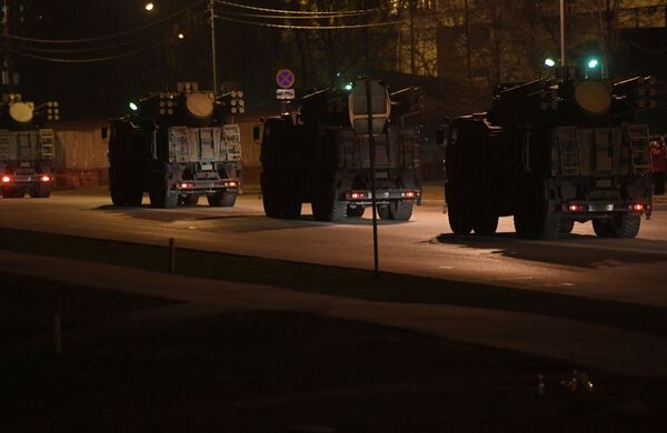Carros militares carregados com munições avistados se movimentando por rodovia perto de Moscou - Sputnik Brasil