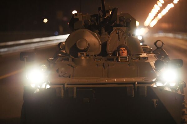 Militares transferem carros blindados para Moscou - Sputnik Brasil
