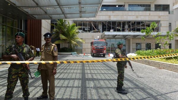 Pessoal de segurança perto do hotel Shangri-La que foi abalado por uma das explosões em 21 de abril de 2019 - Sputnik Brasil