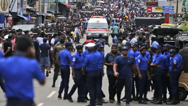 Ambulância tenta passar por multidão para prestar assistência às vítimas do atentado em Colombo, capital do Sri Lanka - Sputnik Brasil
