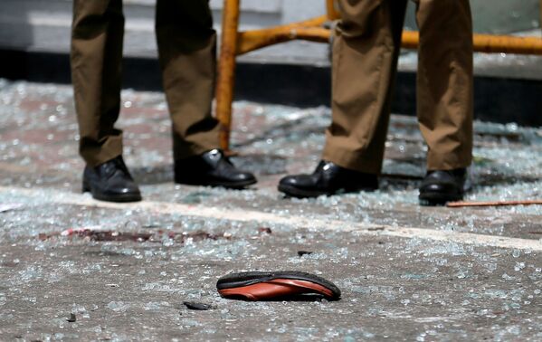 Calçado de uma vítima visto no local do atentado perto da igreja de Santo Antônio, Colombo - Sputnik Brasil