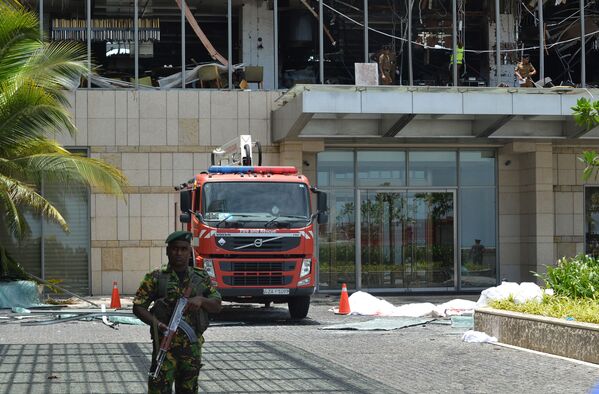 Polícia patrulha área perto de um hotel que foi afetado por explosão em 21 de abril - Sputnik Brasil